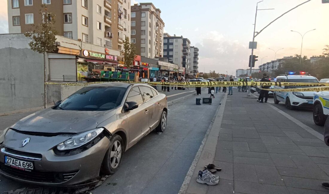 Ahmet ATMACA/ GAZİANTEP, – GAZİANTEP’te, sürücüsünün kontrolünden çıkan otomobilin kaldırımda