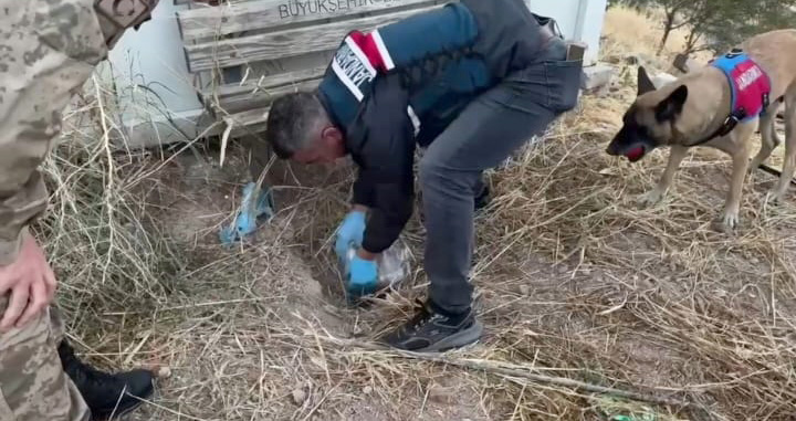Kadir ÇELİK/NURDAĞI (Gaziantep), – GAZİANTEP’in Nurdağı ilçesinde, jandarmanın düzenlediği operasyonda