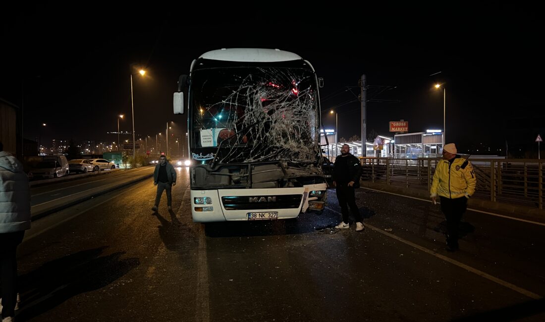 Furkan KAVUKLU/ KAYSERİ, – KAYSERİ’de TIR, otomobil ve yolcu otobüsünün