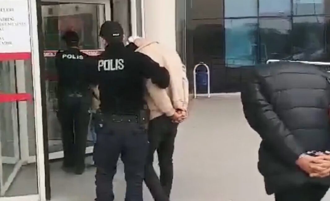 Furkan KAVUKLU/KAYSERİ, – KAYSERİ’de bir vatandaşı bıçakla tehdit ederek parasını