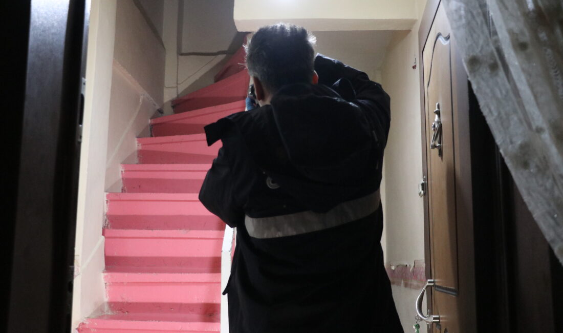 Furkan KAVUKLU/KAYSERİ, – KAYSERİ’de, 2 katlı binanın merdivenlerinden düşen 59