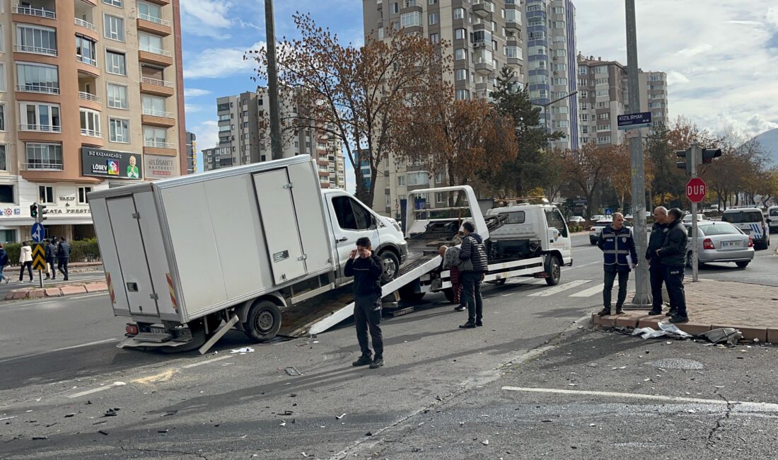Samed Aydın SUN-Ramazan KÖSEDAĞ/KAYSERİ, – KAYSERİ’de otomobil ile kamyonetin çarpıştığı