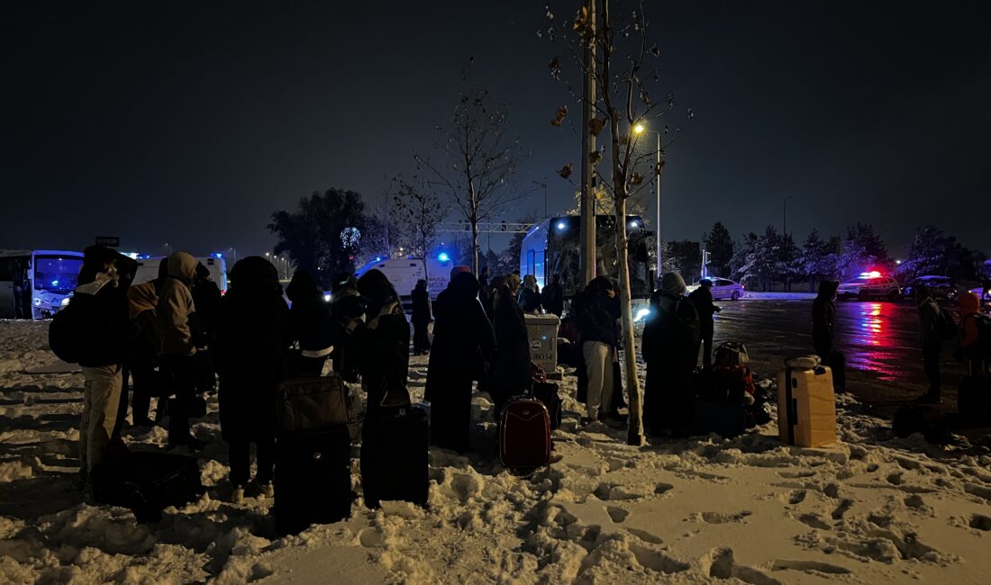 Furkan KAVUKLU/ KAYSERİ, – KAYSERİ’de, işçilerin taşındığı servis midibüsü ile
