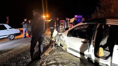 Kadirli Osmaniye Karayolunda 2 otomobilin çarpıştığı kazada 4 kişi yaralandı.