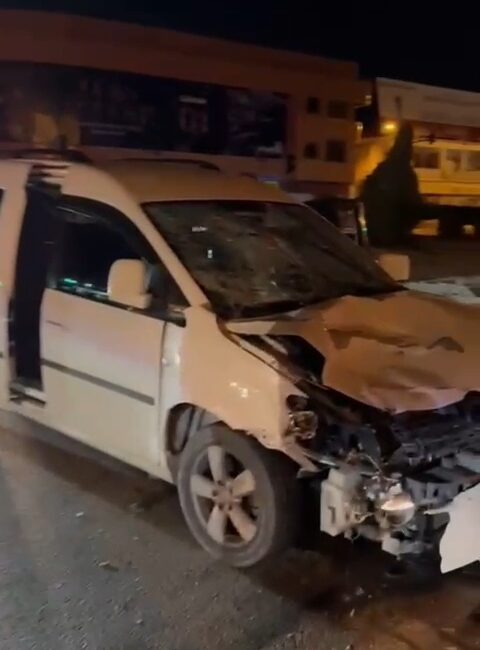 Gökhan KESKİNCİ/ ADANA, – ADANA’da hafif ticari araç ile kırmızı