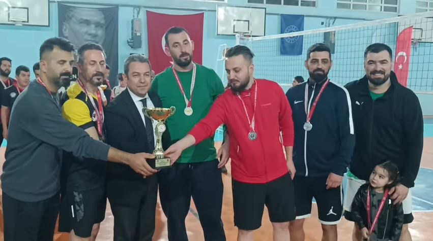 Adana’nın Kozan ilçesinde Ülkü ocakları tarafından düzenlenen 24 kasım Öğretmenler