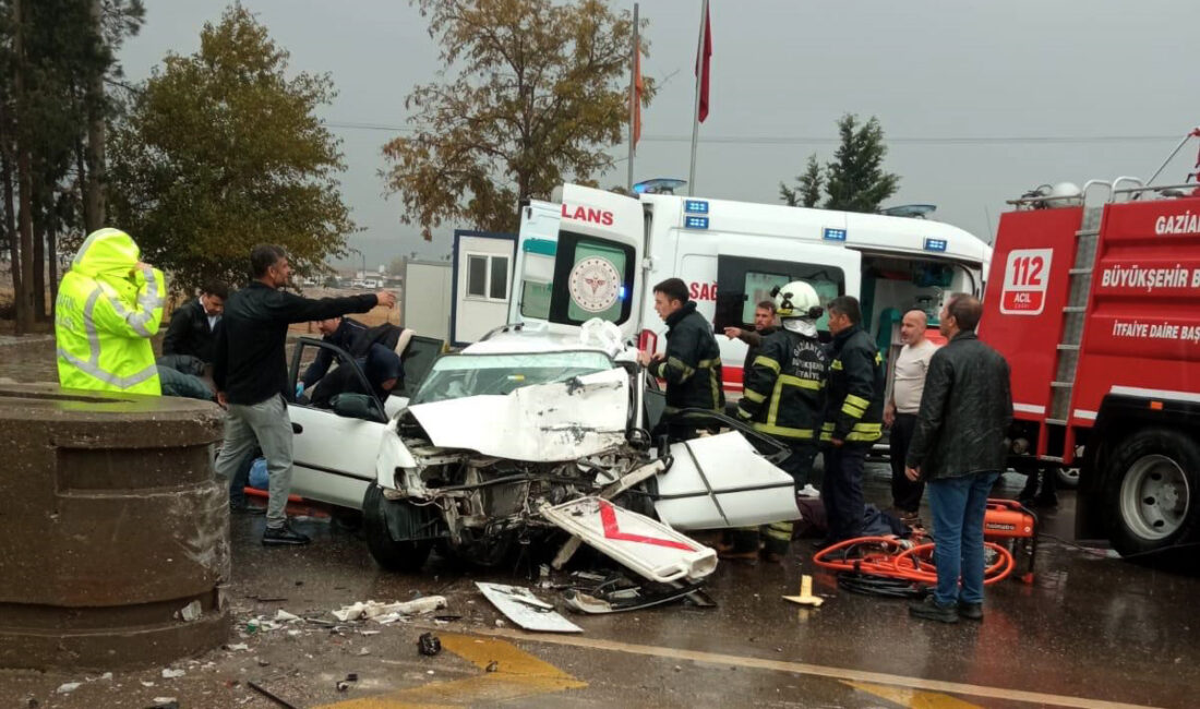 Kadir ÇELİK/NURDAĞI (Gaziantep), – GAZİANTEP’in Nurdağı ilçesinde, beton bariyerlere çarpan