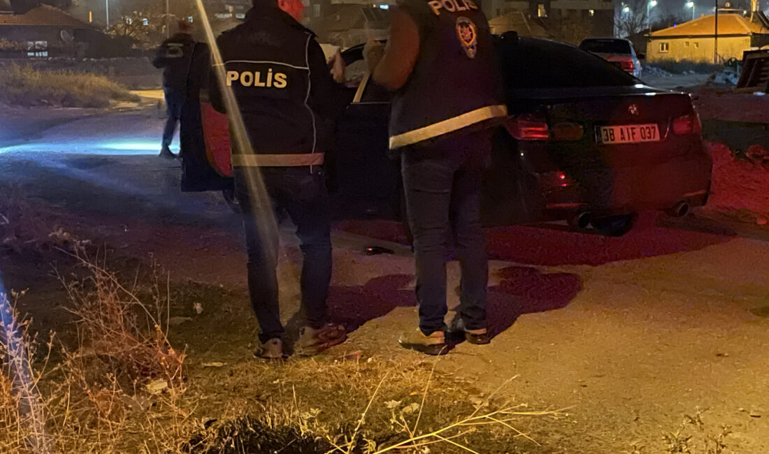 İlyas KAPLAN/ KAYSERİ, – KAYSERİ’nin Kocasinan ilçesinde N.T., otomobilinde tabancayla