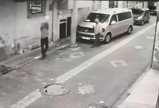 Anıl ATAR/ADANA, – ADANA’da kapüşon ve maskeyle yüzlerini gizleyen şüpheliden