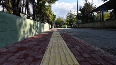 Osmaniye Belediyesi tarafından okul giriş-çıkışlarında öğrencilerin güvenliği için inşa edilen