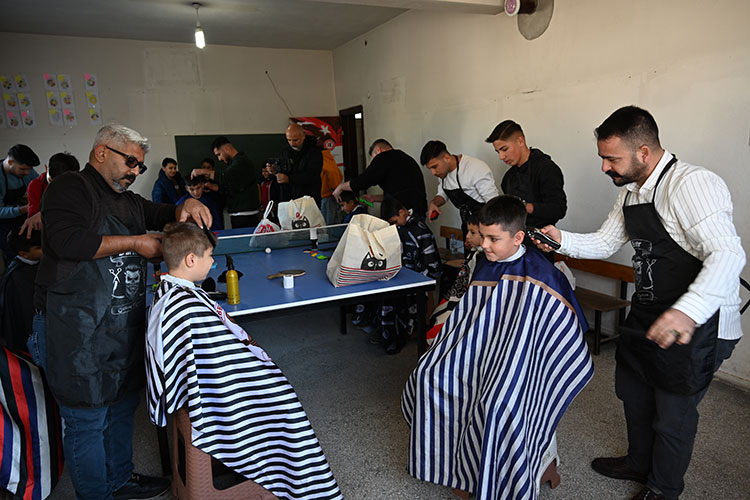 Kadirli’de gönüllü berberler, her salı ziyaret ettikleri köy okullarındaki öğrencilerin
