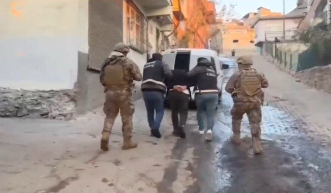 Kahramanmaraş’ta polis ekipleri tarafından uyuşturucu tacirlerine yönelik şafak operasyonunda 7