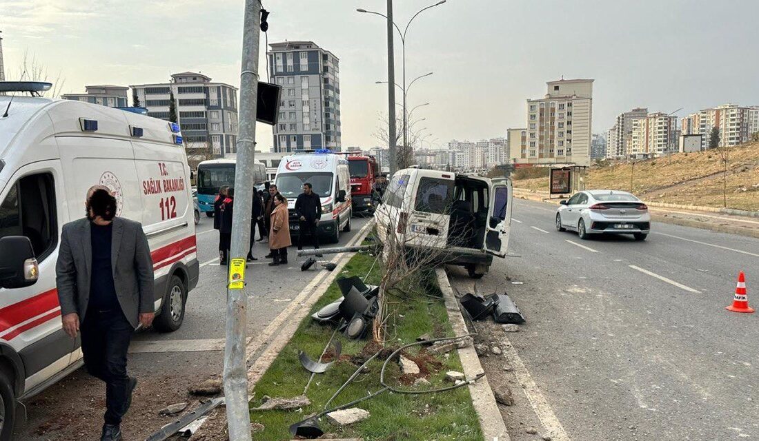 Kahramanmaraş’ta hafif ticari aracın aydınlatma direğine çarpması sonucu 1 kişi