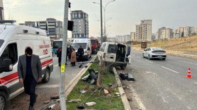 Kahramanmaraş’ta hafif ticari aracın aydınlatma direğine çarpması sonucu 1 kişi