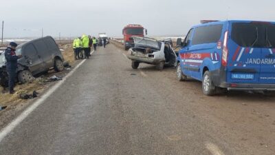 Kahramanmaraş’ın Elbistan ilçesinde hafif ticari araç ile otomobilin kafa kafaya
