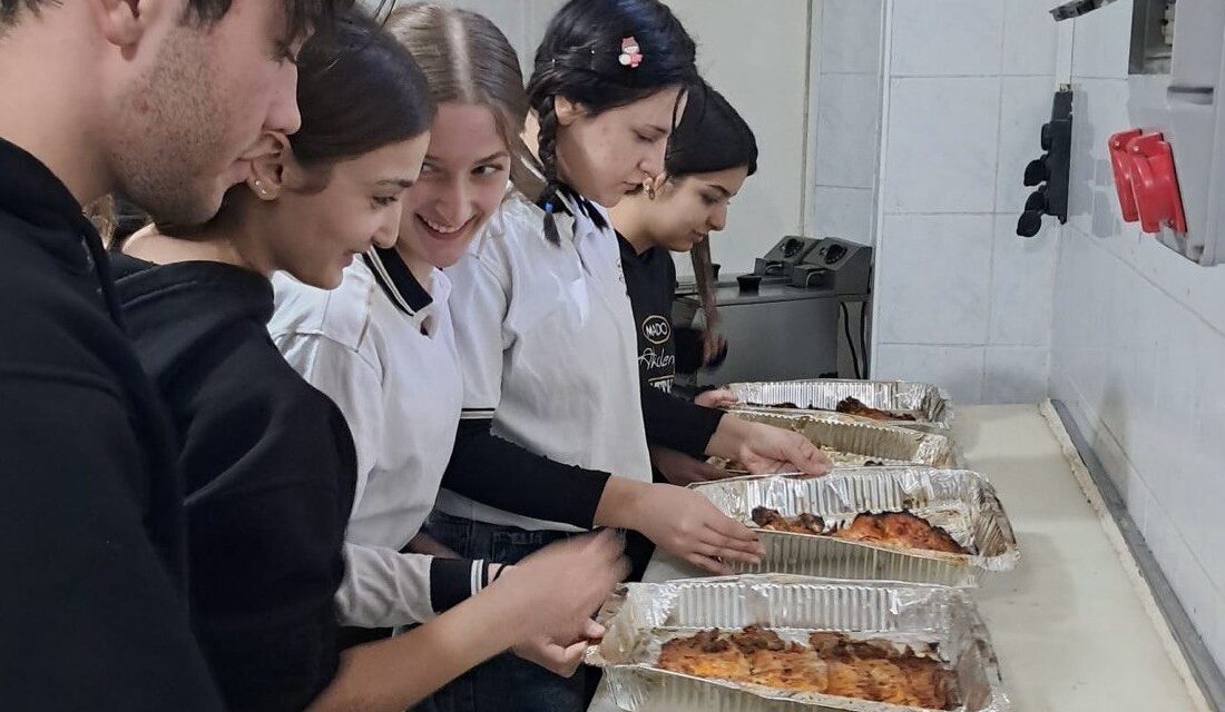 Kahramanmaraş Mado Akdeniz Turizm Mesleki ve Teknik Anadolu Lisesi öğrencileri,