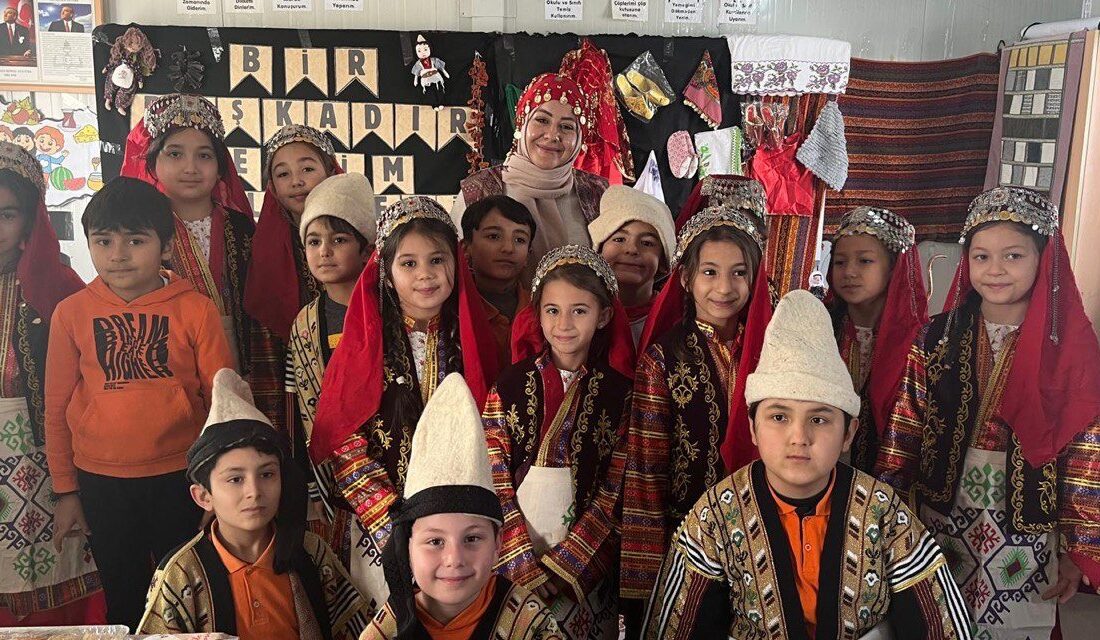 Kahramanmaraş Ülkü Konteynerkent İlkokulu 3-A sınıfı öğretmeni Selma Sarp ve