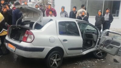 Kahramanmaraş’ta tek taraflı yaşanan trafik kazasında 2 kişi yaralandı.