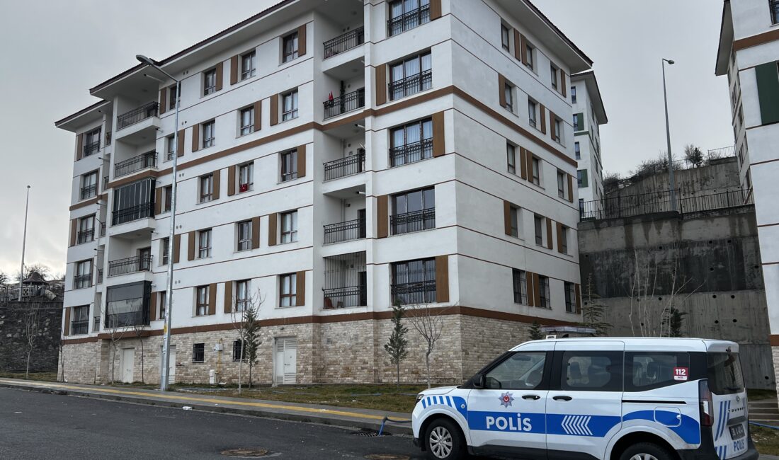 Furkan KAVUKLU/KAYSERİ, – KAYSERİ’de, 5 katlı binanın 3’üncü katındaki balkondan