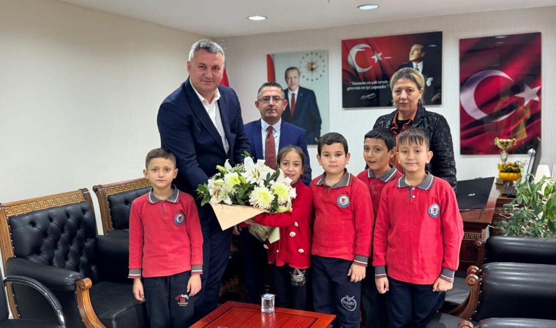 Düziçi Harun Reşit İlkokulu Müdürü Ahmet Kıraç, sınıf öğretmeni Firdevs
