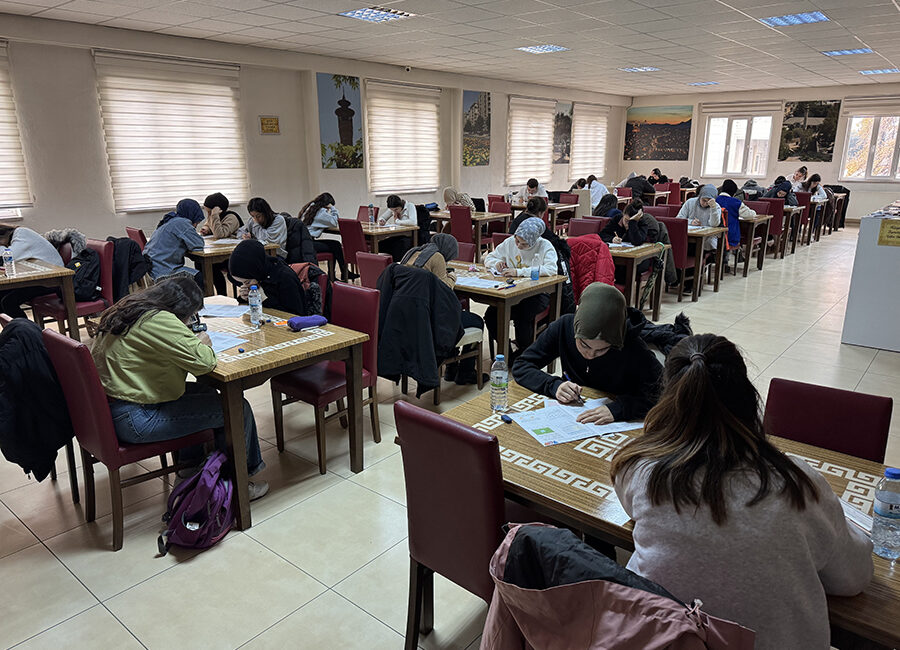 Üniversiteye hazırlanan öğrencilere destek olmak amacıyla Büyükşehir Belediyesi tarafından başlatılan