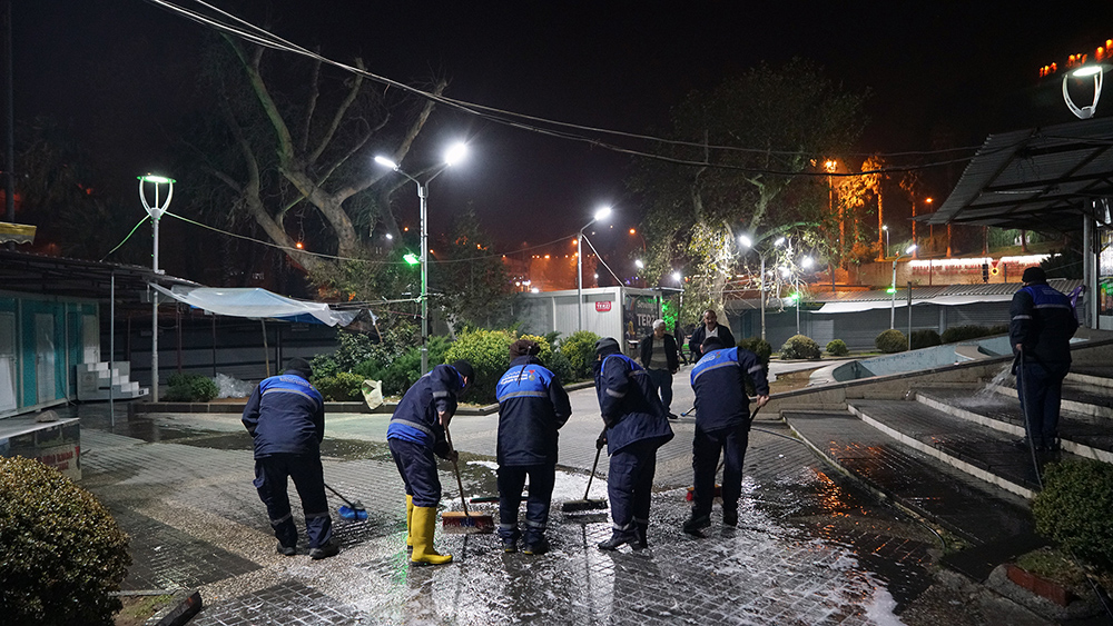 Büyükşehir Belediyesi, Kapalı Çarşı ve civarında gerçekleştirdiği kapsamlı temizlik çalışmalarıyla