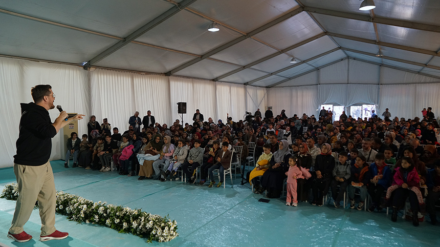 Büyükşehir Belediyesinin 9. Uluslararası Kitap Fuarı’nda çocuklarla bir araya gelen