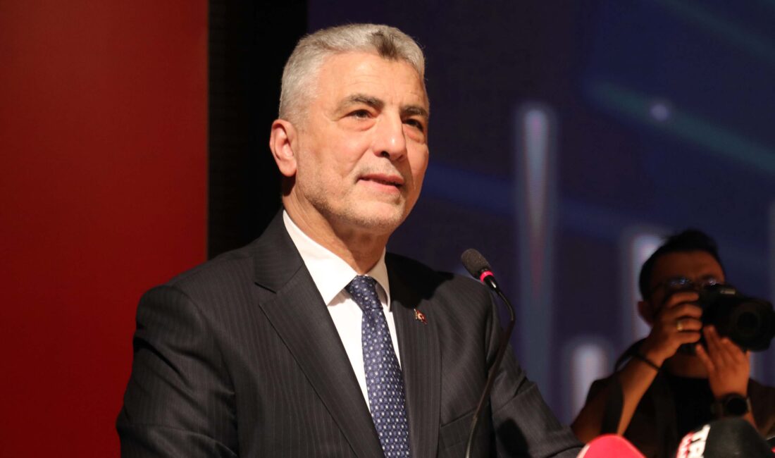 ‘İHRACATTA CUMHURİYET REKORUNU KIRIYORUZ’ Gaziantep bulunan Ticaret Bakanı Ömer Bolat,