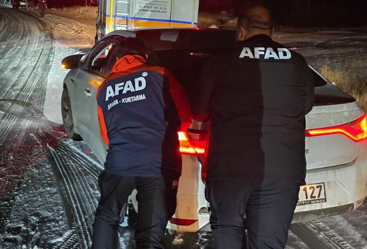Mahir ALAN/ADIYAMAN, – ADIYAMAN’ın Çelikhan ilçesinde, buzlanan yolda araçlarıla mahsur