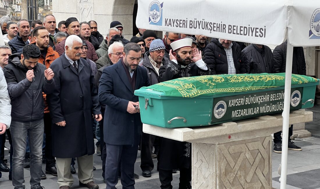 SON YOLCULUĞUNA UĞURLANDI Kayseri’de parktaki kameriyede çay içerken, çıkan tartışmada