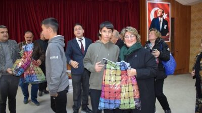 Başarılı üniversite öğrencilerine burs vermenin yanında her yıl bir ilçedeki