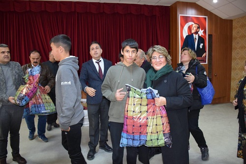 Başarılı üniversite öğrencilerine burs vermenin yanında her yıl bir ilçedeki