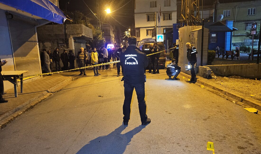Gökhan KESKİNCİ/ ADANA, – ADANA’da evinin önünde motosikletli bir kişinin