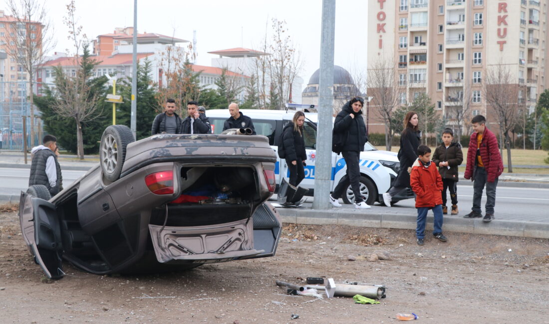 Furkan KAVUKLU/KAYSERİ, – KAYSERİ’de, otomobilin yoldan çıkıp boş araziye devrildiği