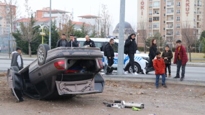 Furkan KAVUKLU/KAYSERİ, – KAYSERİ’de, otomobilin yoldan çıkıp boş araziye devrildiği