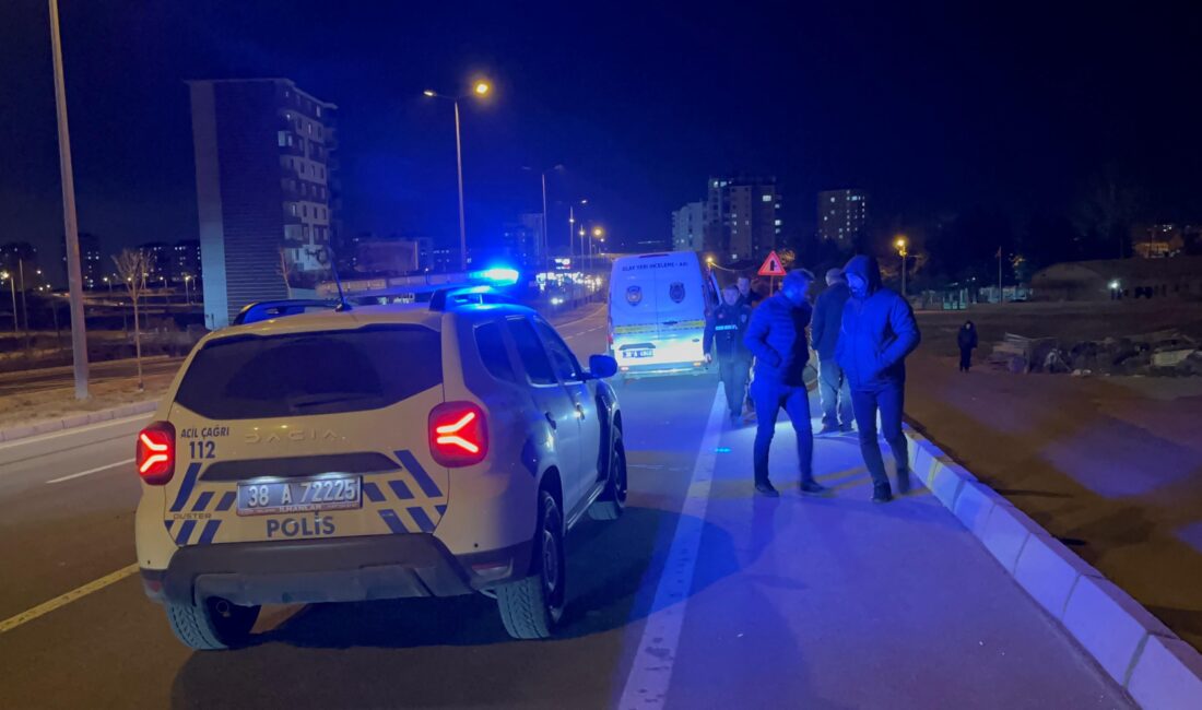 Samed Aydın SUN/KAYSERİ, – KAYSERİ’de yolun karşısına geçmeye çalışırken kamyonetin