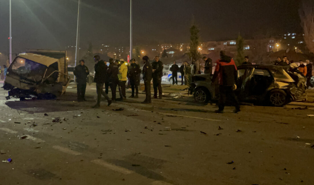İlyas KAPLAN/ KAYSERİ, – KAYSERİ’de otomobil ve kamyonetin çarpıştığı kazada