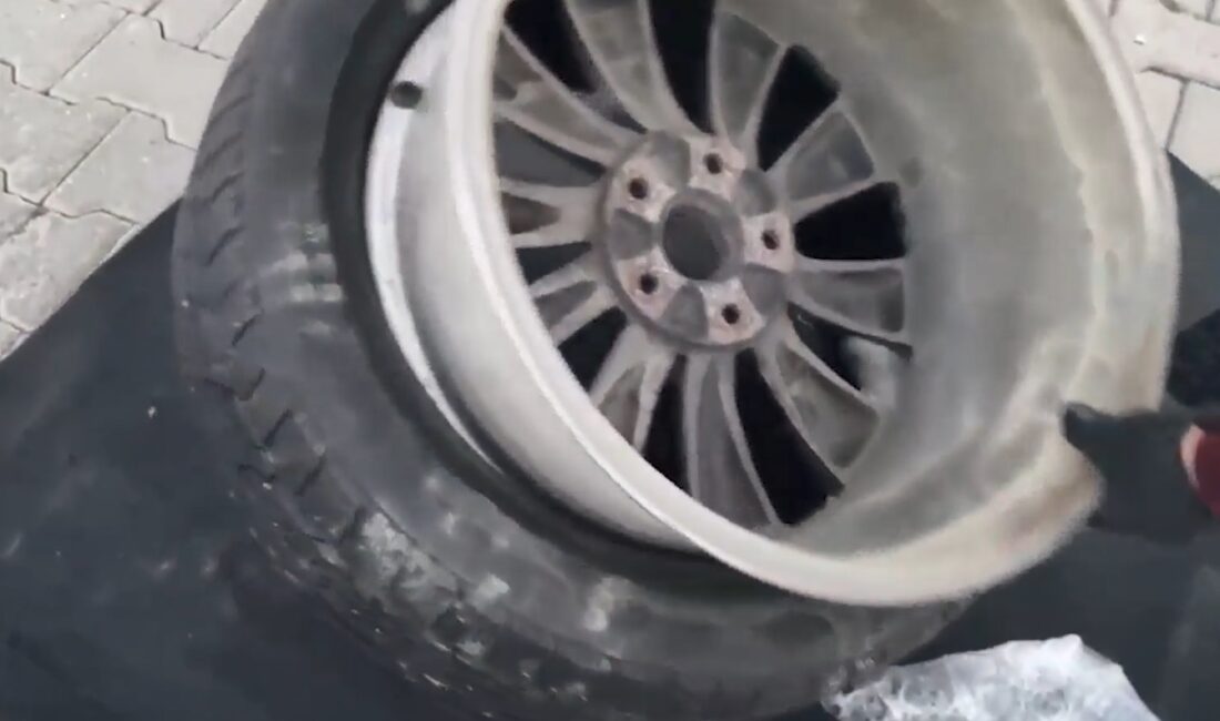 Furkan KAVUKLU/KAYSERİ, – KAYSERİ’de durdurulan bir otomobilin bagajında ve stepnesinde