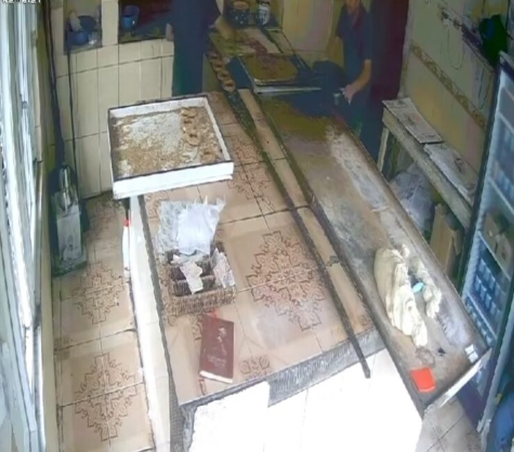 ADANA, – ADANA’da simit üretiminde kullandığı kızgın pekmezi başına döken