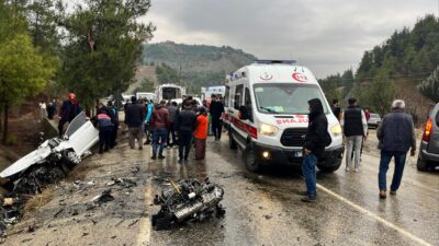 İskender ZENGİN/KAHRAMANMARAŞ, – KAHRAMANMARAŞ’ta otomobil ile hafif ticari aracın kafa