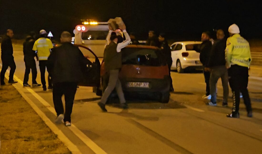 Gökhan KESKİNCİ/ ADANA, – ADANA’da yaya geçidinden yolun karşısına geçmeye
