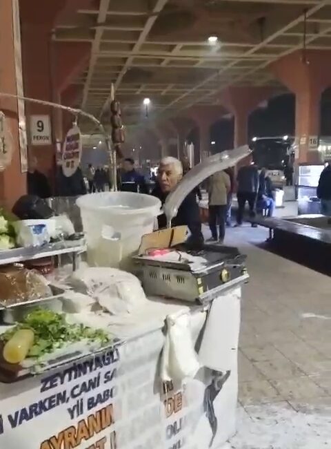 Gökhan KESKİNCİ/ ADANA, – ADANA Merkez Otogarı’nda ayran sattığı tezgahına