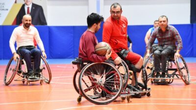 Osmaniye’de engellilere farkındalık için basketbol dostluk maçı düzenlendi. Osmaniye Belediyesi