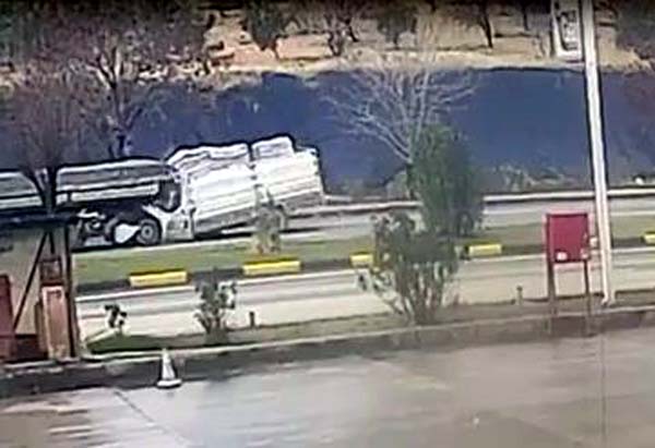 Ahmet ATMACA/GAZİANTEP, – GAZİANTEP’te seyir halindeki TIR’a arkadan çarpan kamyonetin