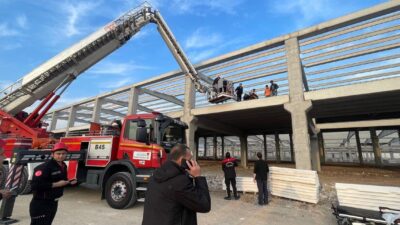 Kahramanmaraş’ta fabrika inşaatından düşen 2 işçi yaralandı.