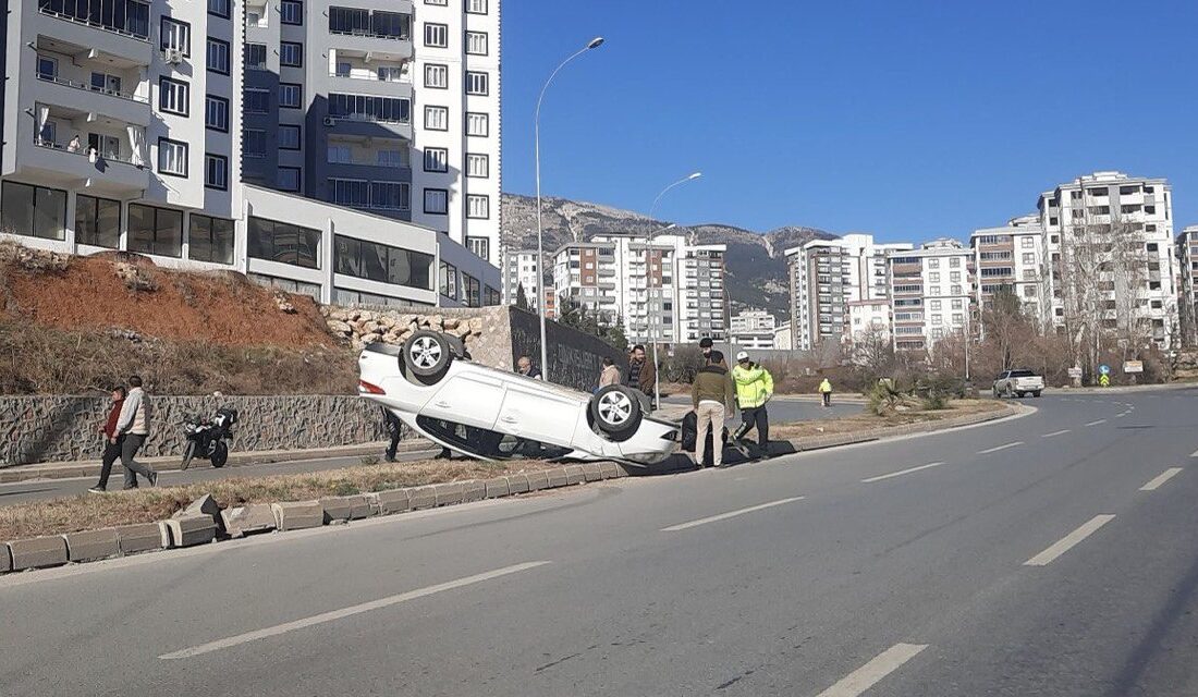 Kahramanmaraş’ta sürücü, kontrolündeki otomobiliyle refüje çarparak ters döndü. 