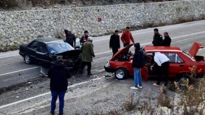 Kahramanmaraş’ın Andırın ilçesinde iki otomobil çarpışması sonucu trafik kazası yaşandı.