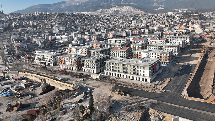 Büyükşehir Belediyesi, sona yaklaşılan Azerbaycan Mahallesi’nde sıcak asfalt serimi ve