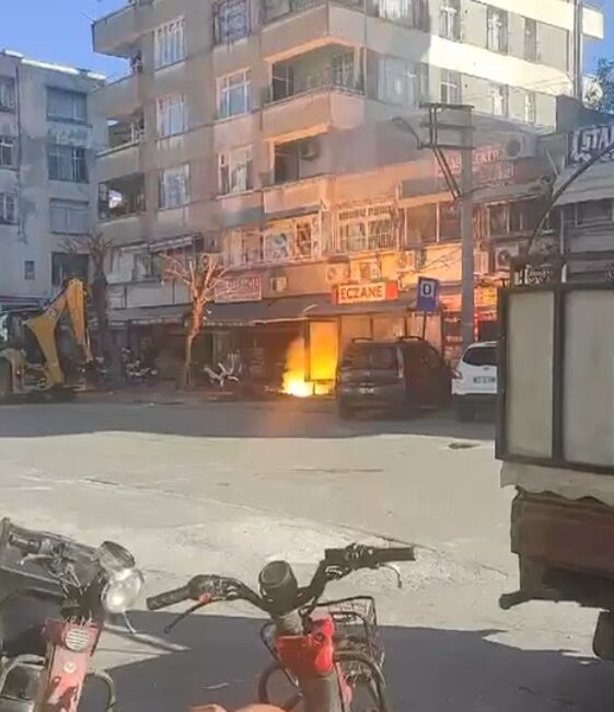 Serhat GÜLER/ADANA, – ADANA’da otobüs durağının yanındaki ağacı sökmek için