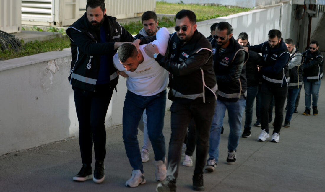 Anıl ATAR-Yaşar SERİNTÜRK/ADANA, – ADANA’da polisin ‘dur’ ihtarına uymayıp, sürücüsünün